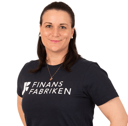 Smiling woman in a dark t-shirt with the 'FINANS FABRIKEN' logo.